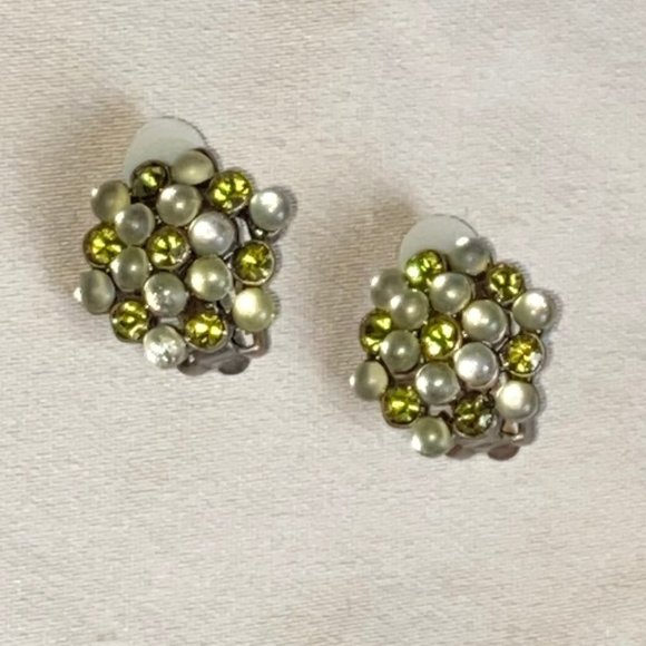 Vintage Green & White Beads Clip-on Earrings - Picture 2 of 4
